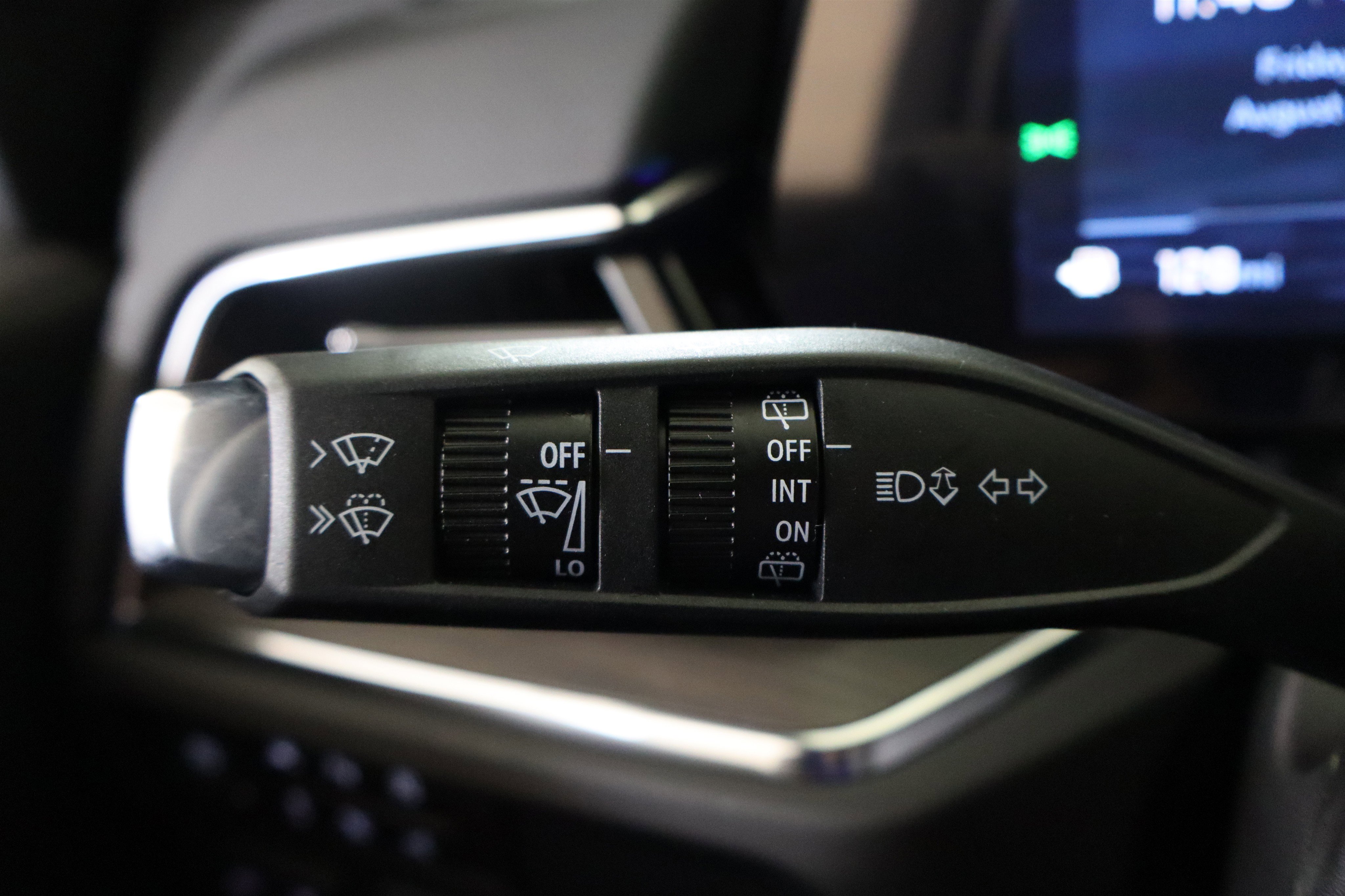 New 2025 Chevrolet Suburban Premier image 32