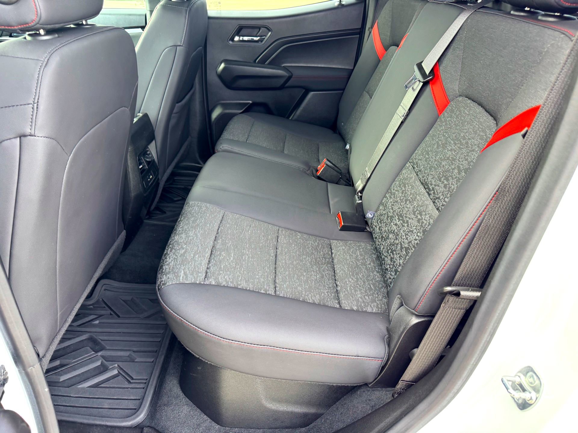 Used 2024 Chevrolet Colorado Z71 w/ Z71 Convenience Package 2 image 16