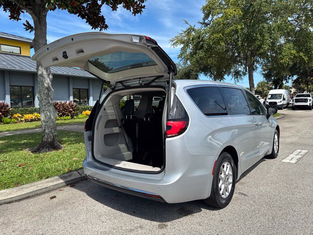 Used 2024 Chrysler Pacifica Touring-L FWD image 15