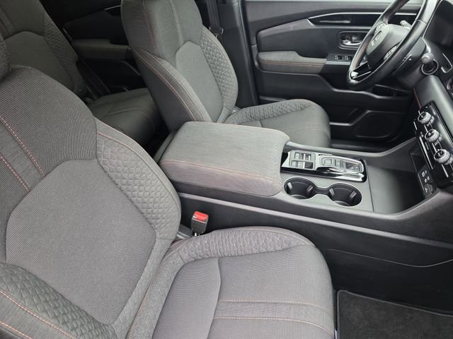 Used 2025 Honda Pilot Sport image 13