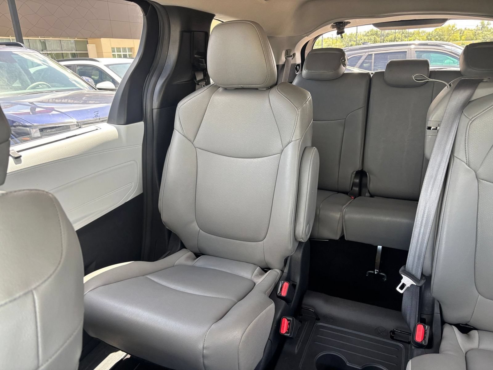 Used 2025 Toyota Sienna XLE FWD image 41