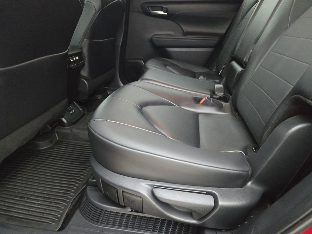 Used 2025 Toyota Highlander XLE AWD/4WD image 32