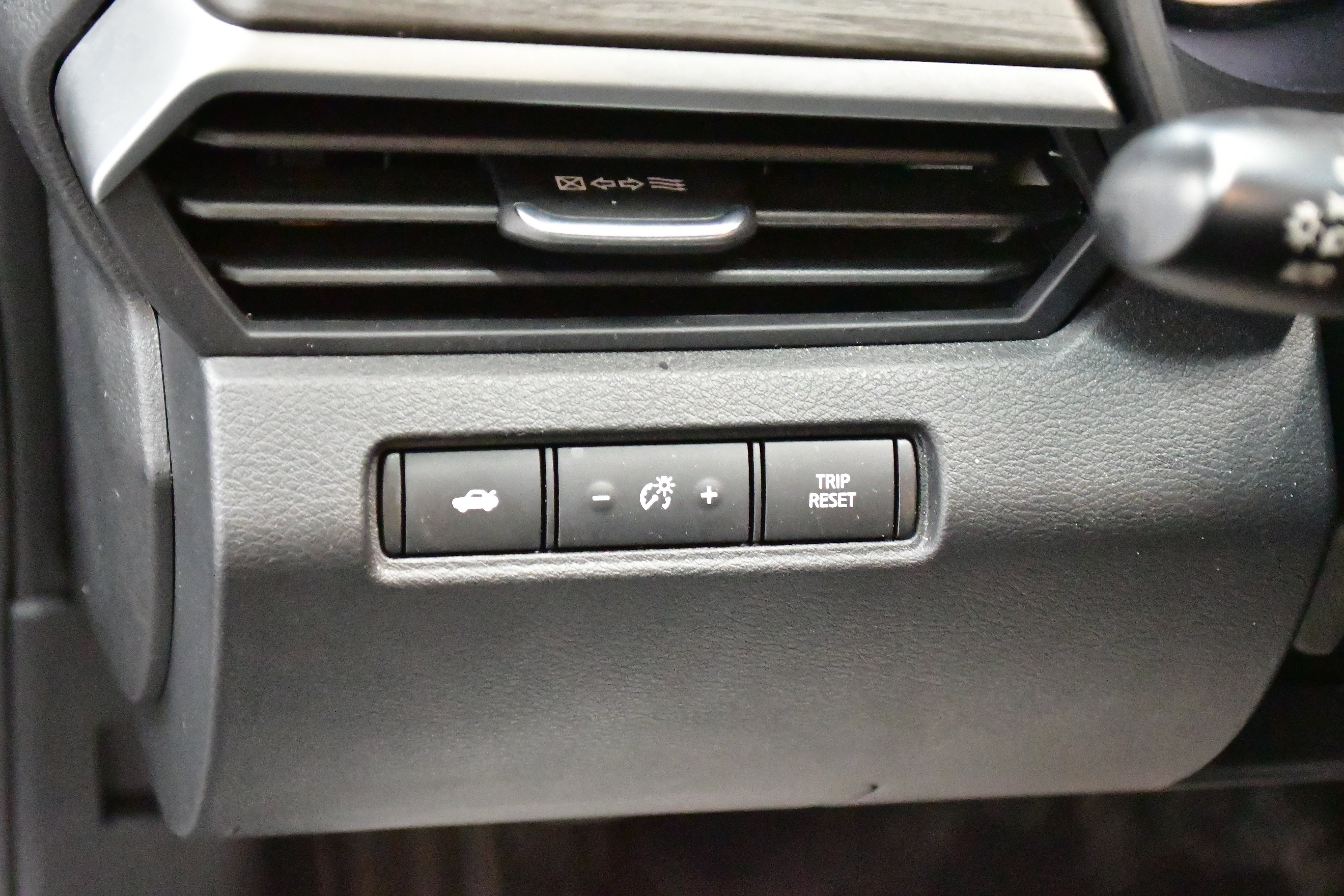 Used 2025 Nissan Altima 2.5 SV FWD image 13