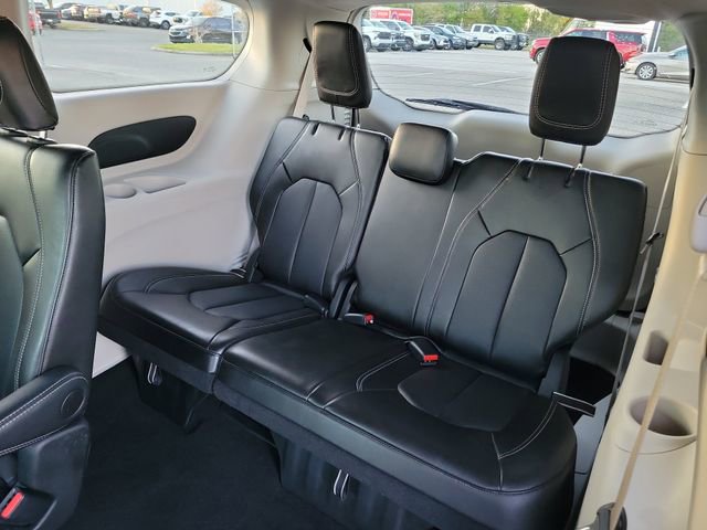 Used 2024 Chrysler Pacifica Touring-L image 11