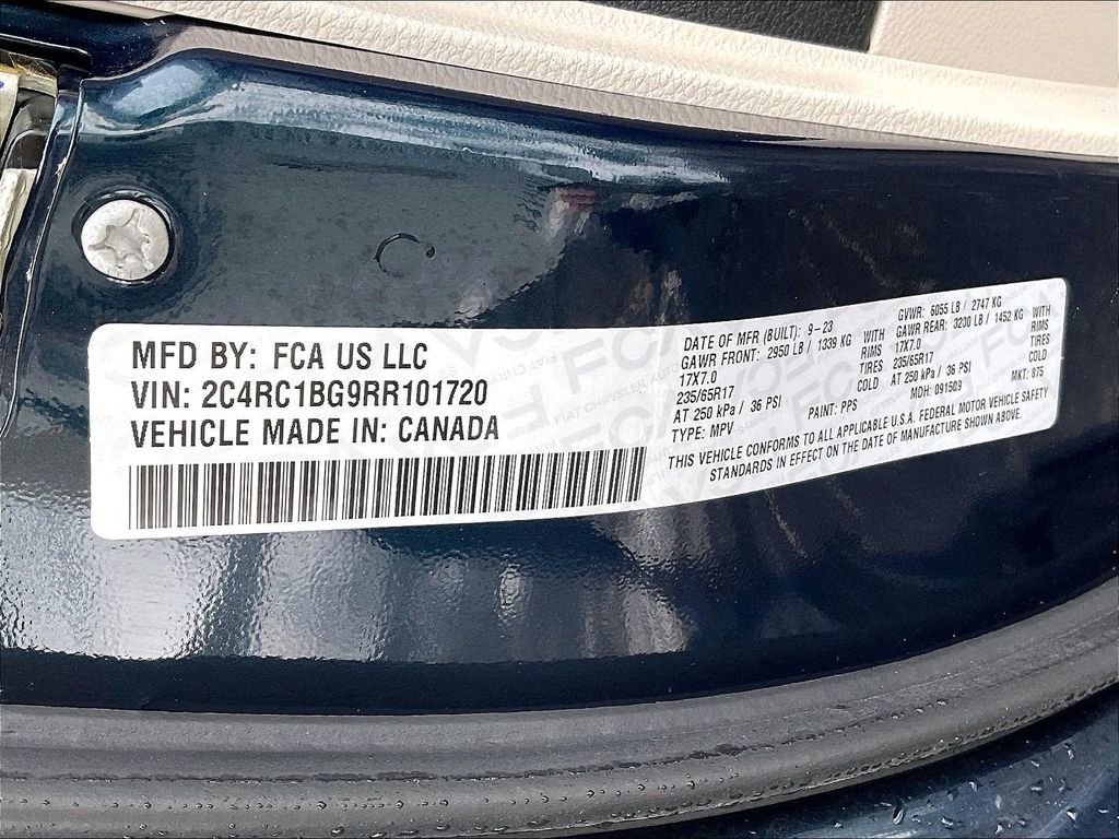 Used 2024 Chrysler Pacifica Touring-L FWD image 33