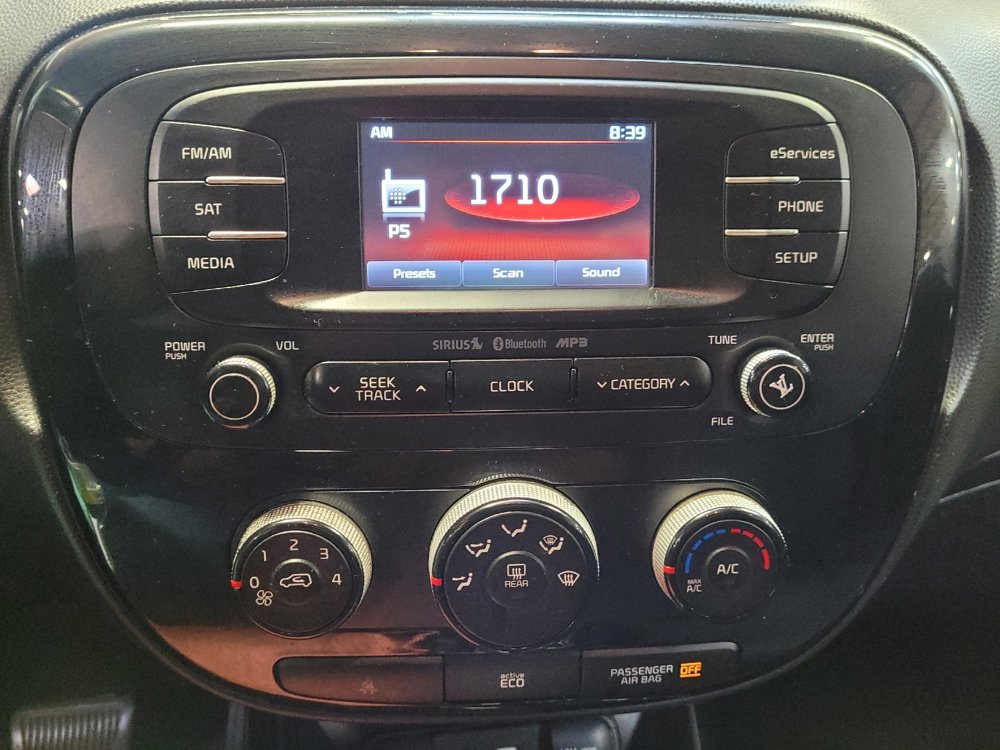 Used 2015 Kia Soul ! FWD image 25