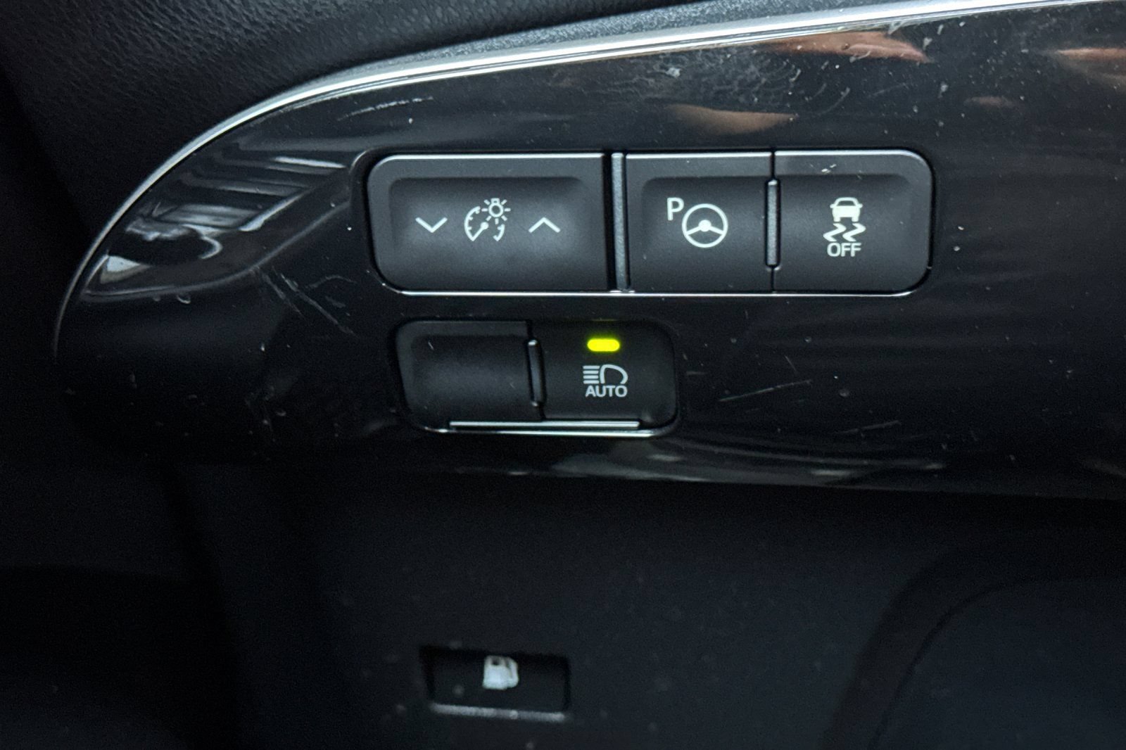 Used 2019 Toyota Prius LE w/ Preferred Accessory Package AWD/4WD image 29