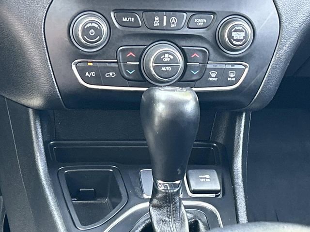 Used 2022 Jeep Cherokee Latitude Lux w/ Mopar Interior Package FWD image 27