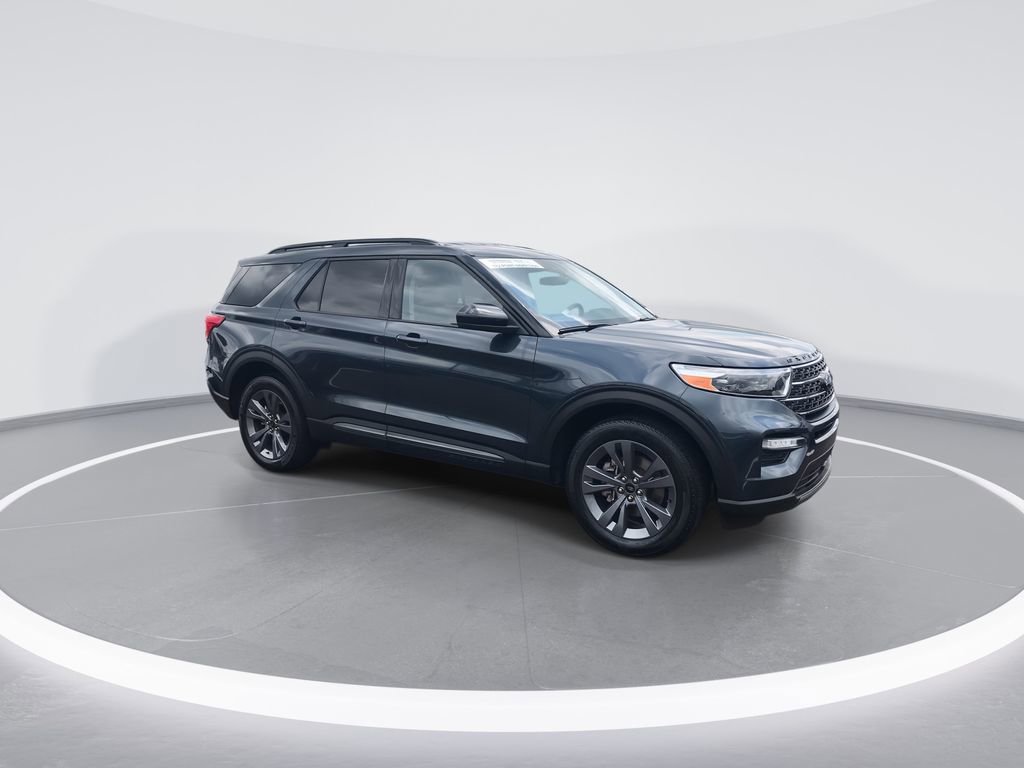 Used 2022 Ford Explorer XLT w/ Equipment Group 202A AWD/4WD image 2