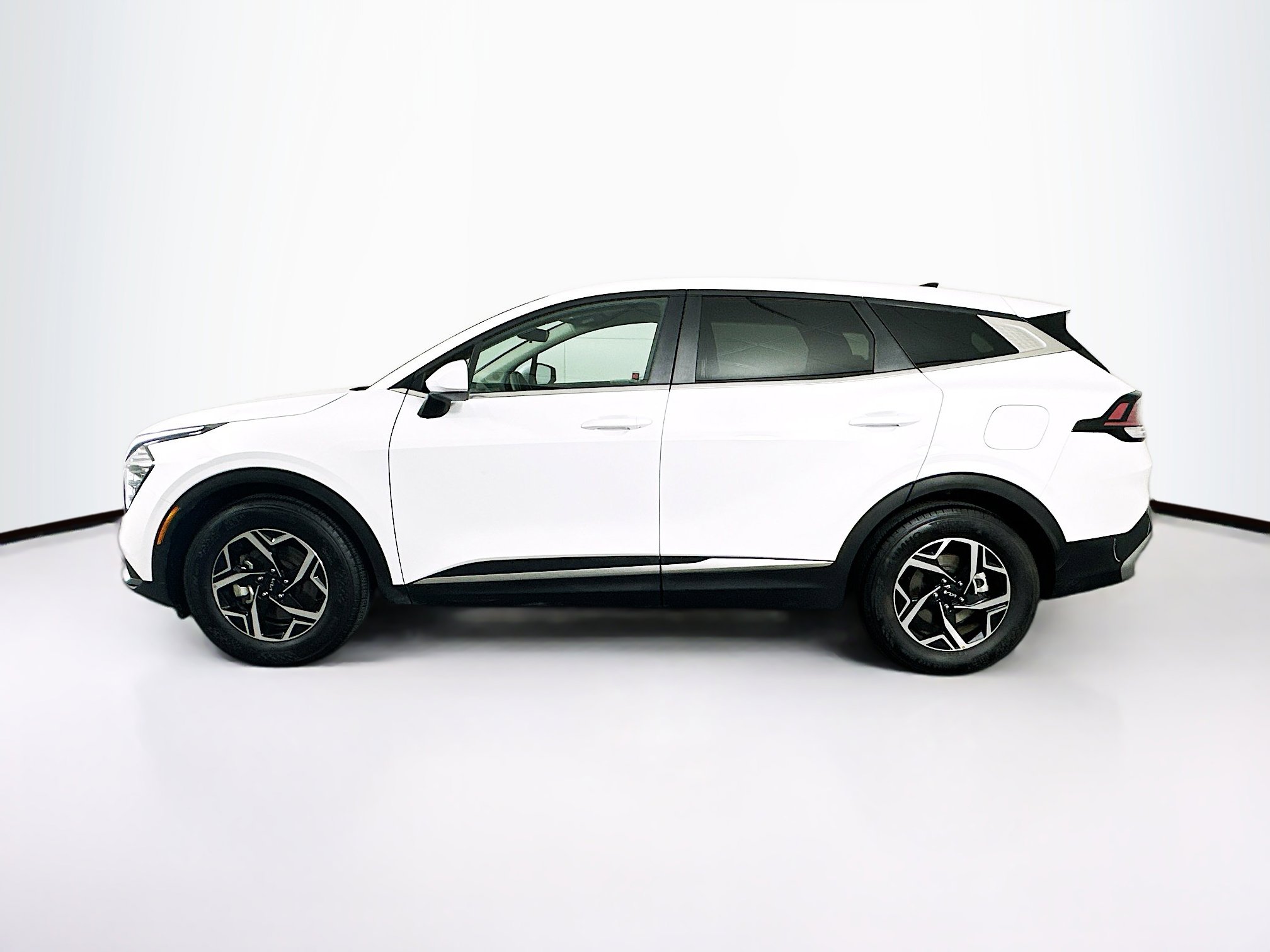 Used 2025 Kia Sportage LX image 4