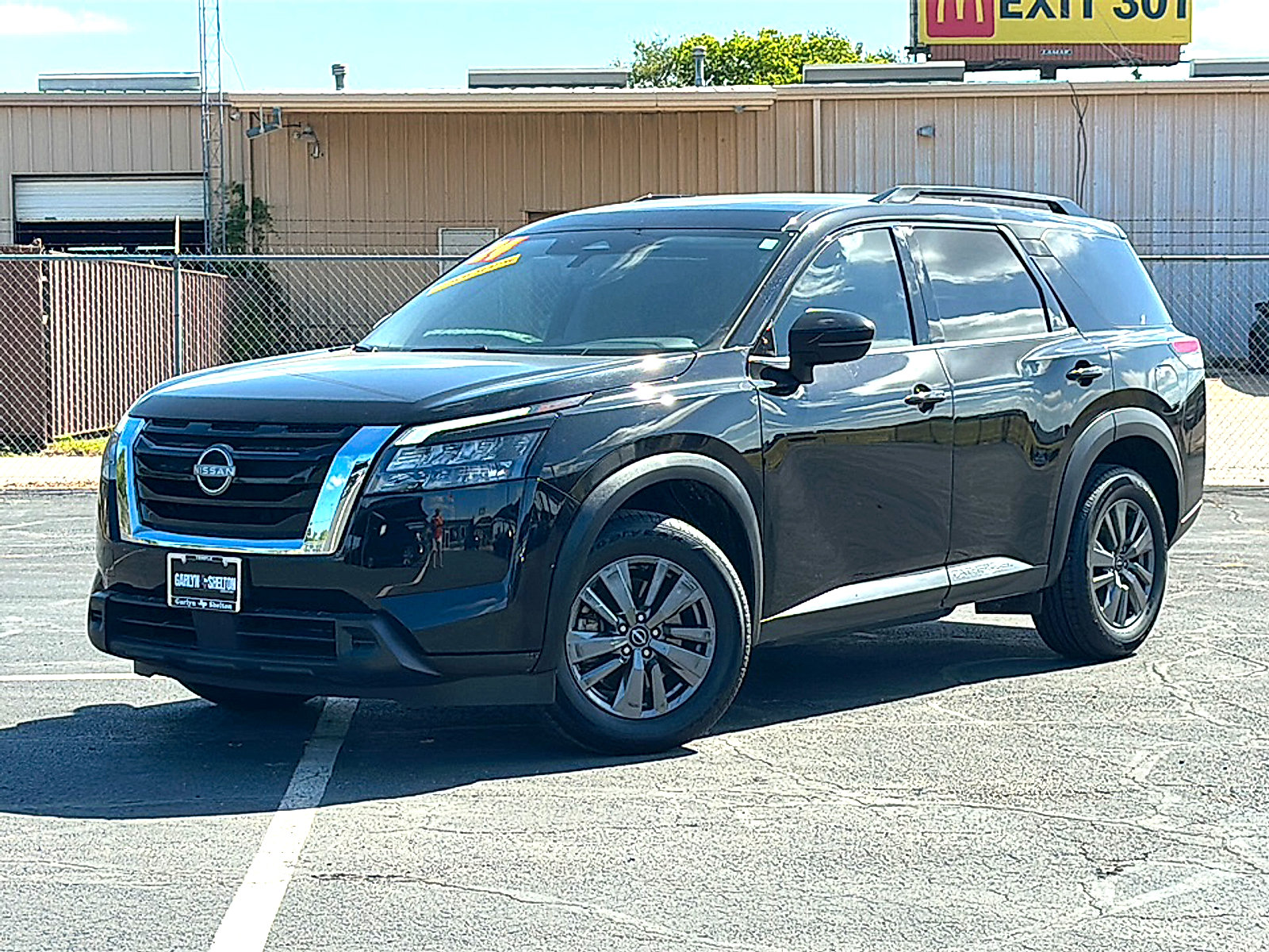Used 2024 Nissan Pathfinder SV FWD image 2