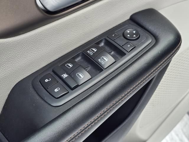 Used 2017 Chrysler Pacifica Touring image 16