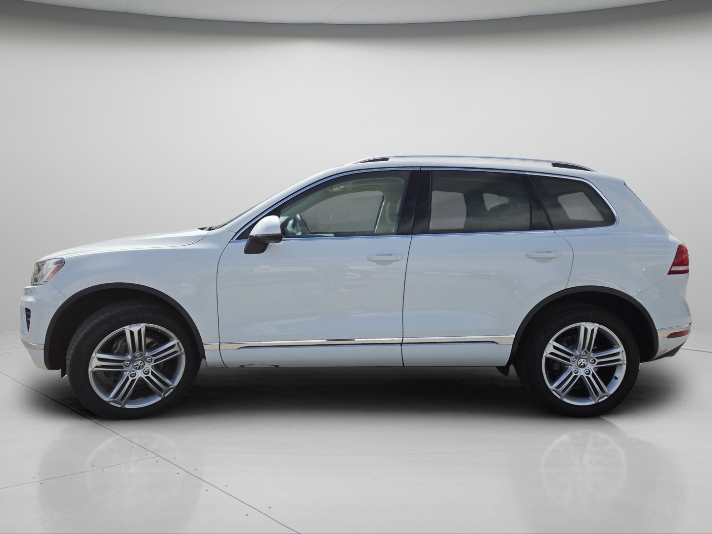 Used 2015 Volkswagen Touareg Executive AWD/4WD image 19