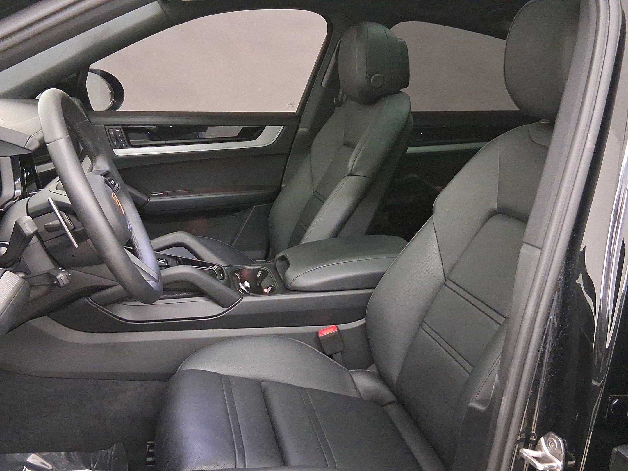 Certified 2025 Porsche Cayenne S image 5