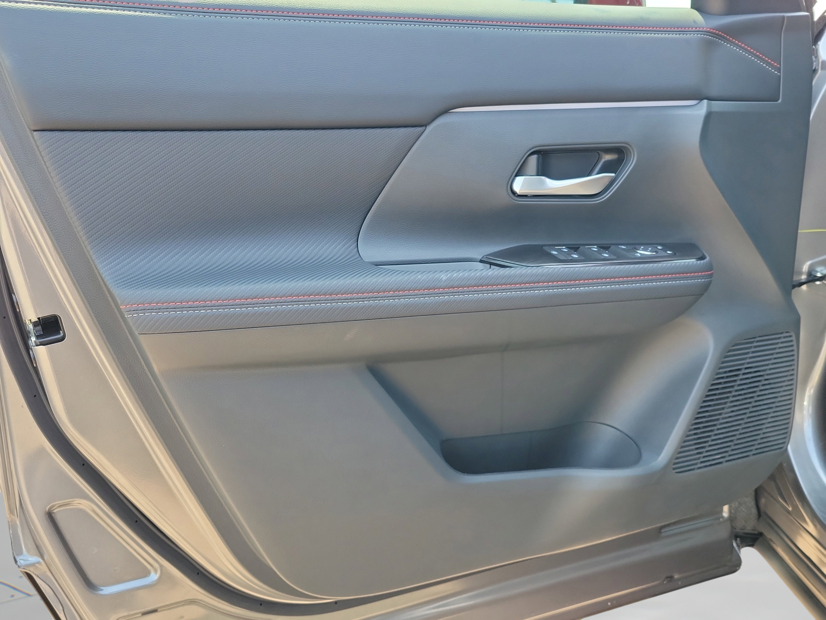 New 2025 Nissan Kicks SR FWD image 16