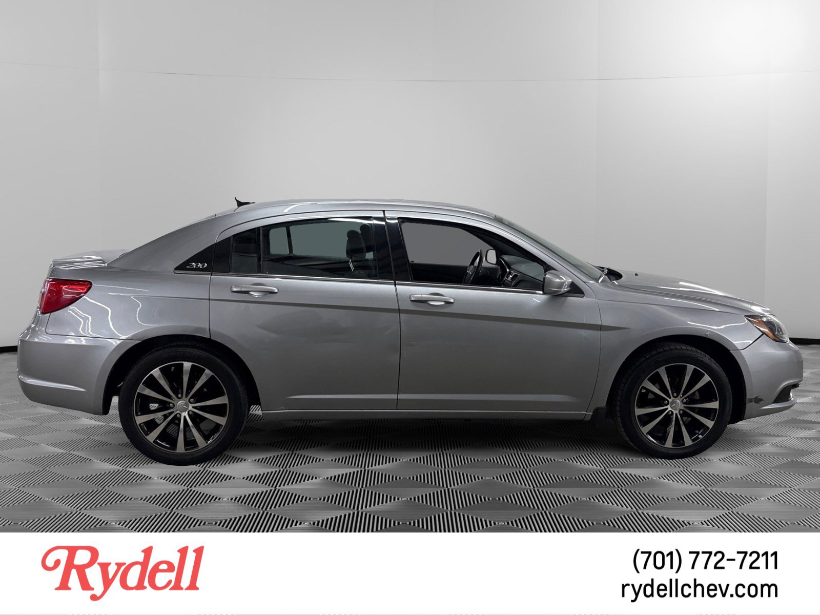 Used 2013 Chrysler 200 Touring w/ S Exterior Appearance Pkg FWD image 6
