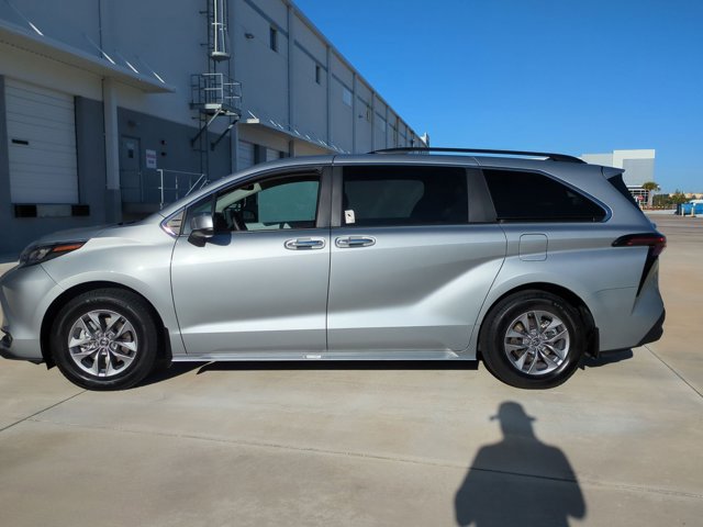 Used 2025 Toyota Sienna XLE image 9