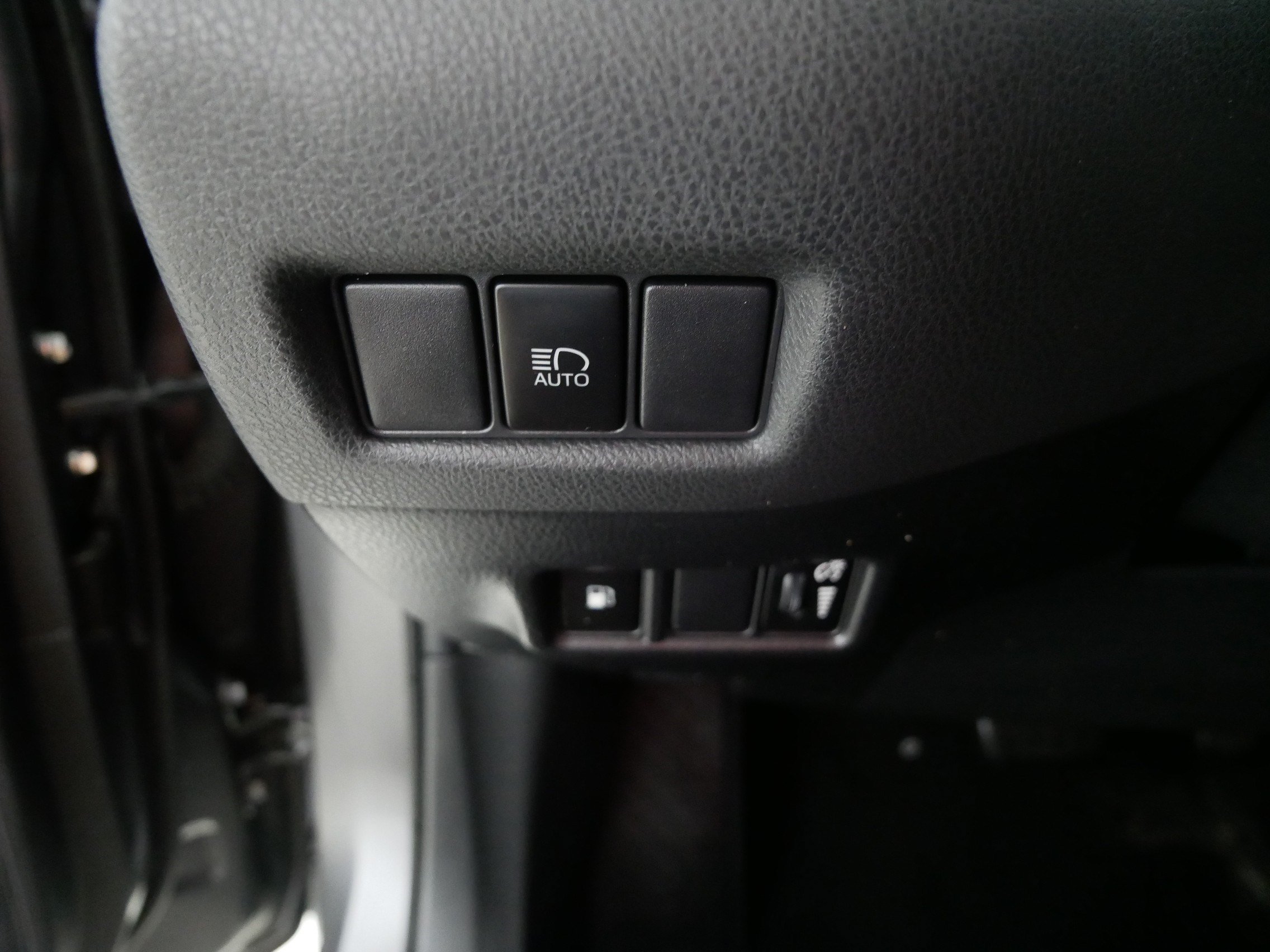 Used 2019 Toyota C-HR XLE FWD image 26