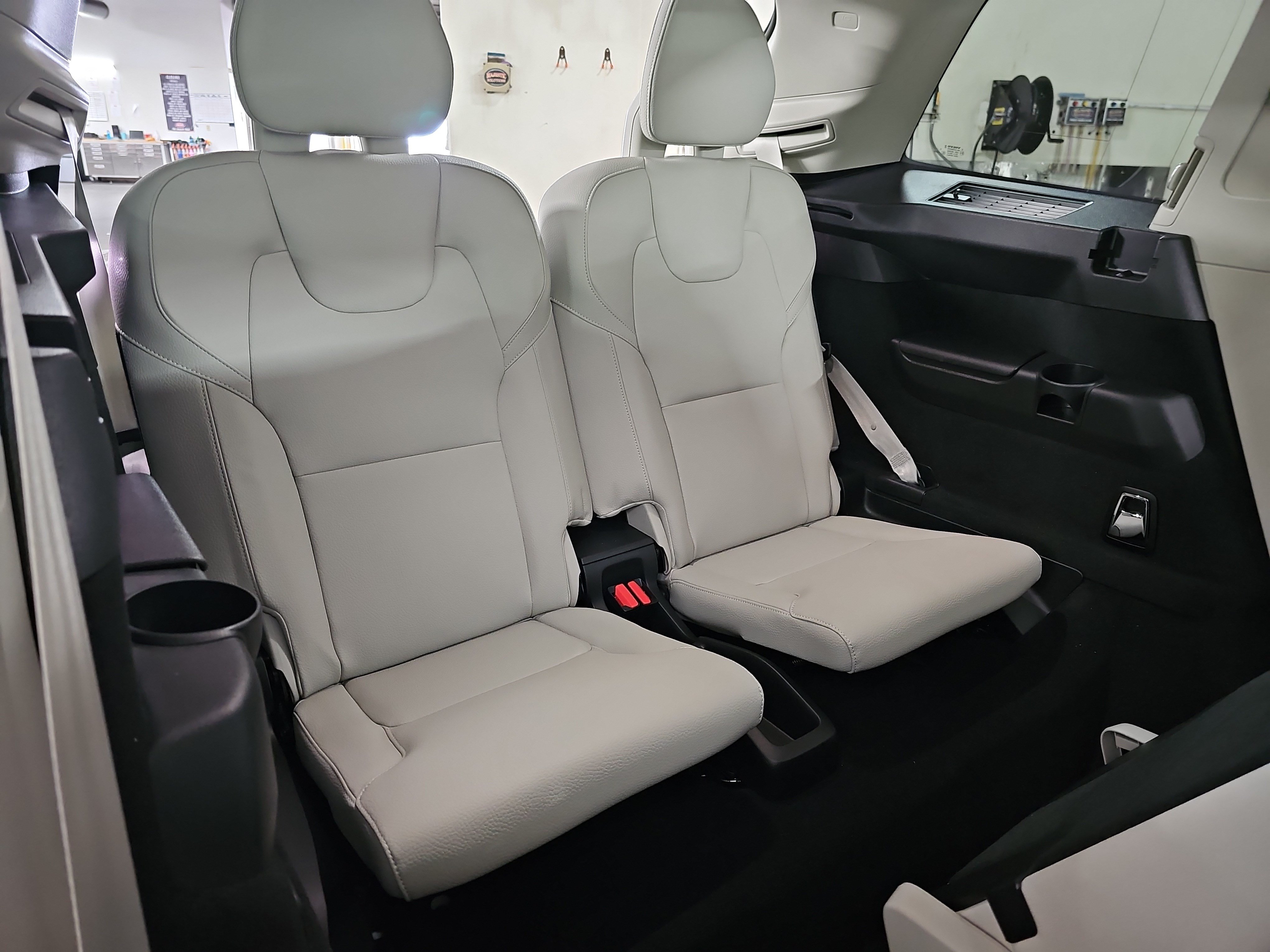 Used 2025 Volvo XC90 B6 Plus w/ Protection Package Premier AWD/4WD image 12