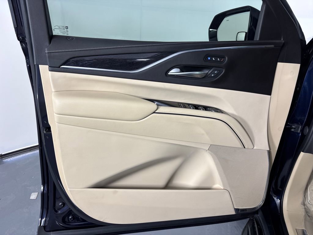 Used 2023 Cadillac Escalade ESV Premium Luxury image 28
