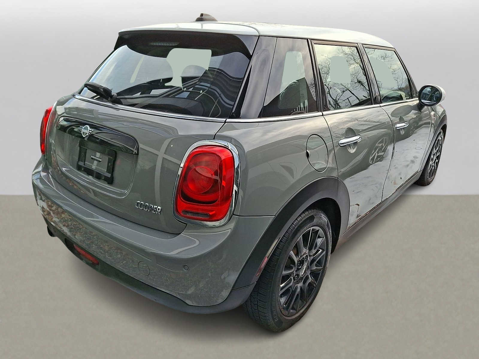 Used 2019 MINI Cooper 4-Door Hardtop w/ Signature Upholstery Package image 4