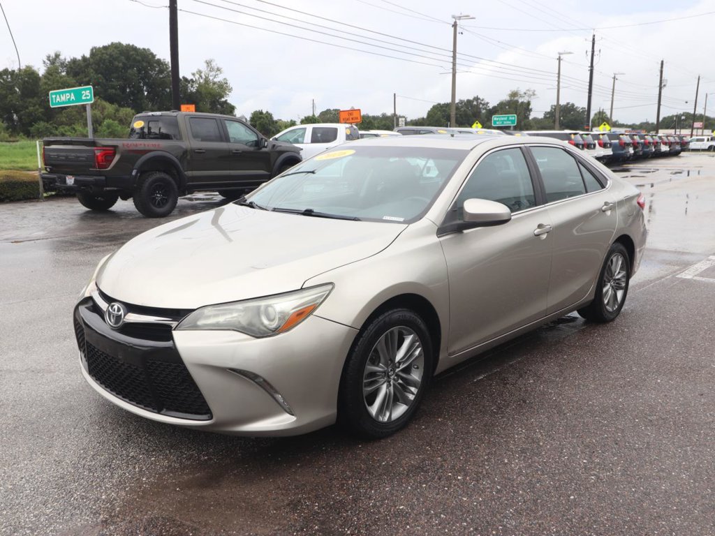 Used 2016 Toyota Camry SE w/ Moonroof Package FWD image 3