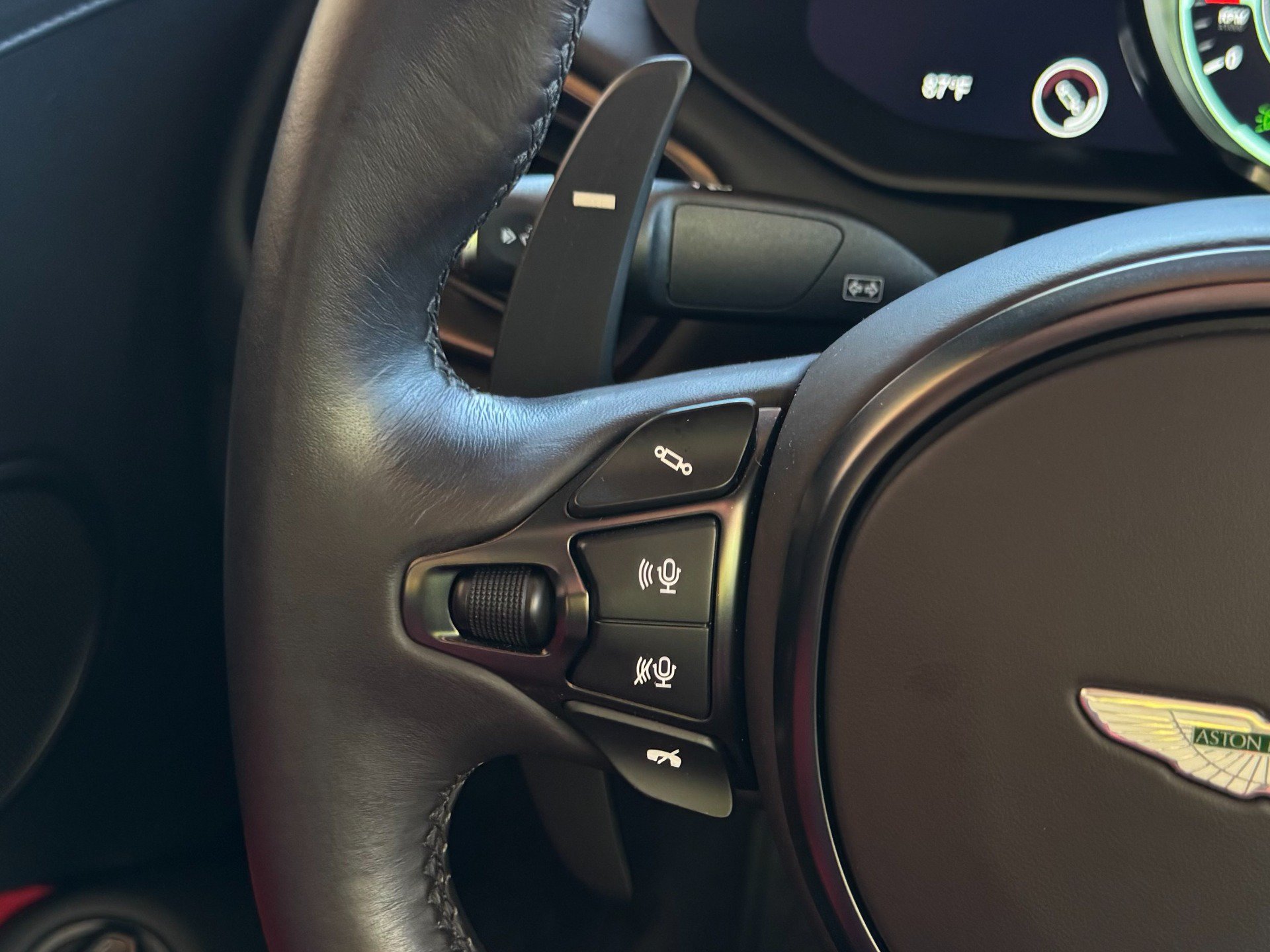 Used 2023 Aston Martin V8 Vantage Roadster RWD image 50
