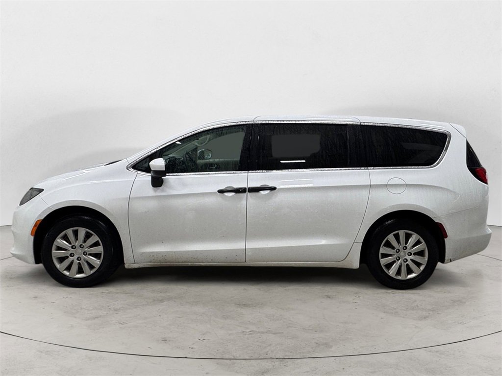 Used 2020 Chrysler Voyager L image 2