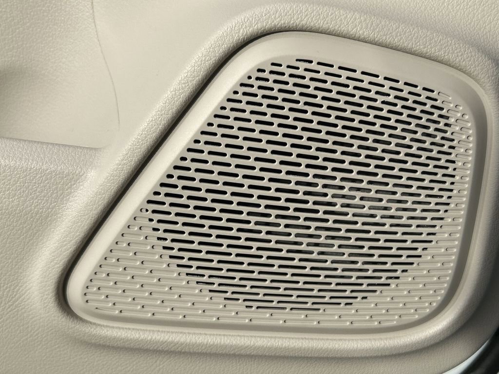 Used 2025 Mercedes-Benz GLB 250 4MATIC image 23