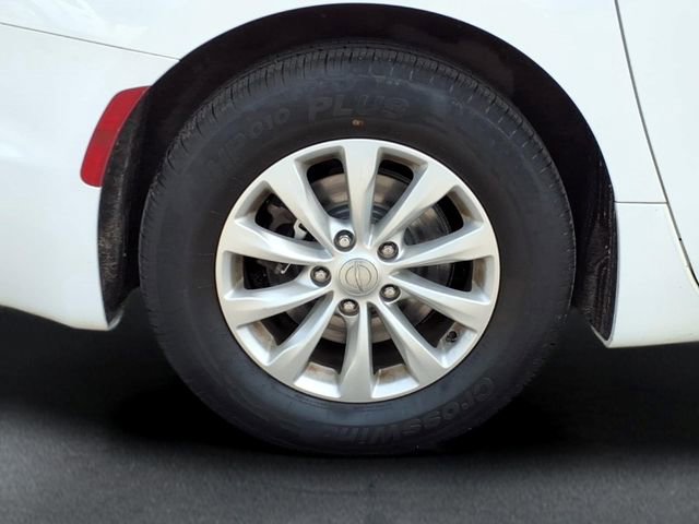 Used 2018 Chrysler Pacifica Touring-L Plus FWD image 7