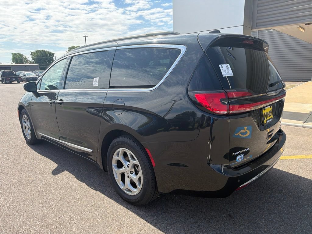 Used 2023 Chrysler Pacifica Limited FWD image 8