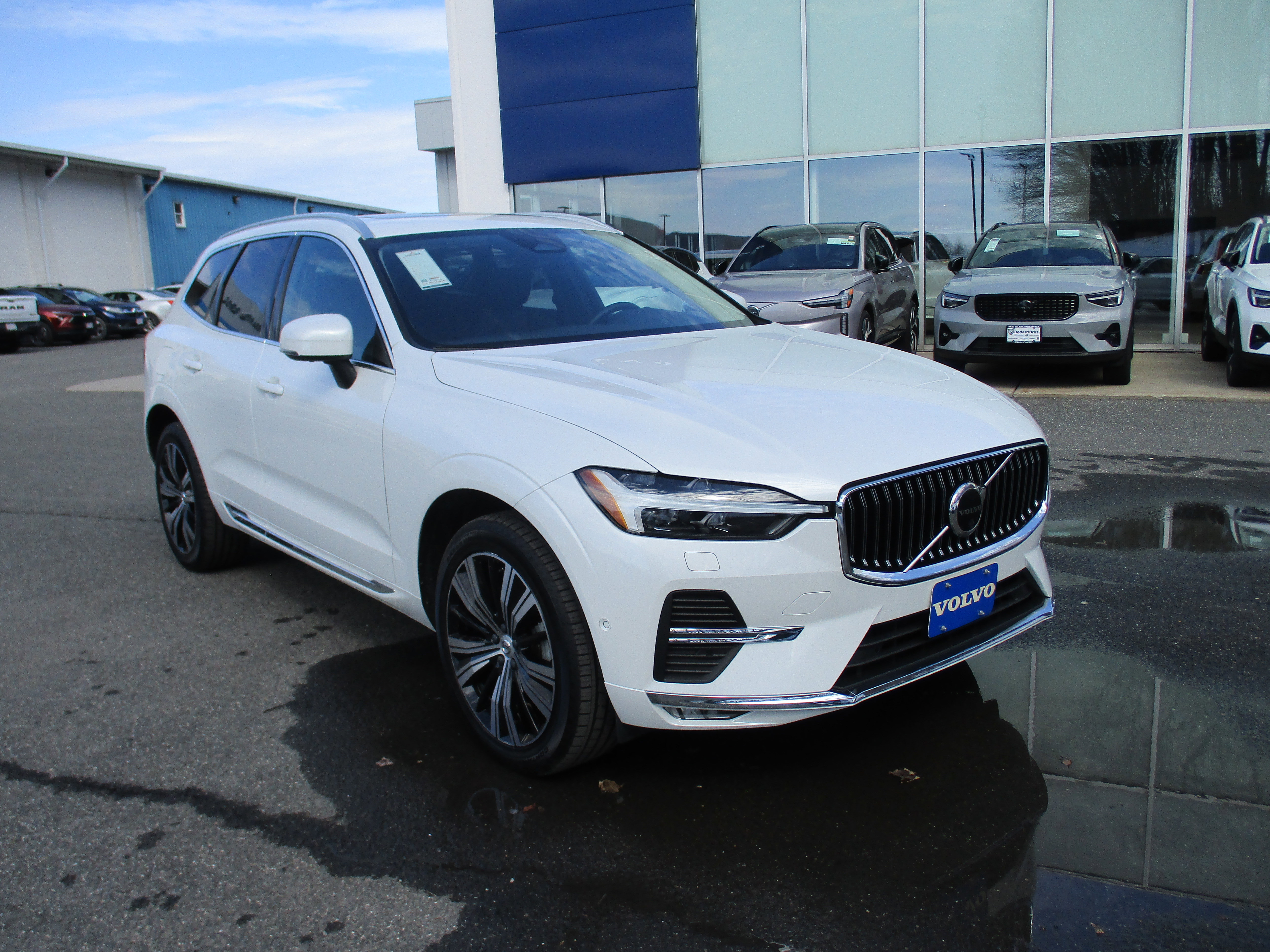 Certified 2023 Volvo XC60 B5 Plus image 3