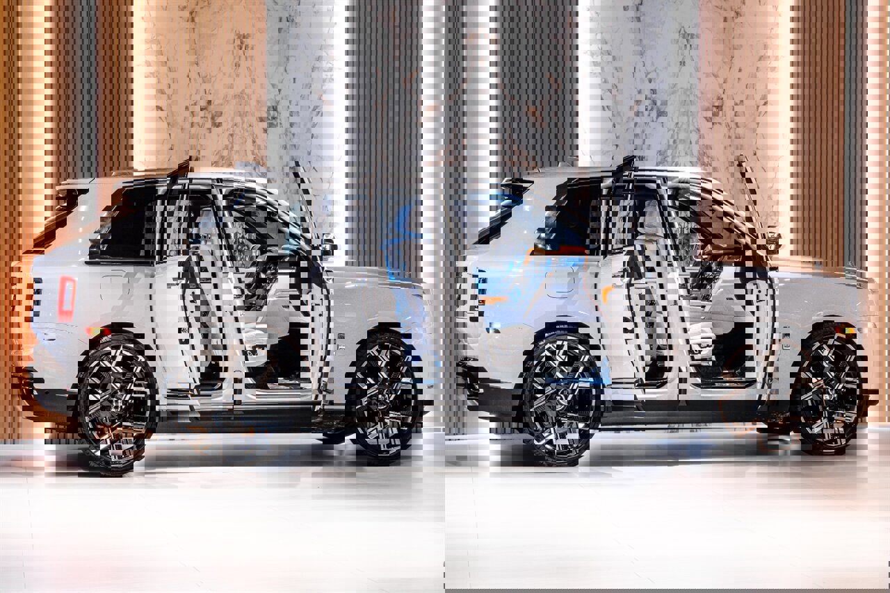 Used 2023 Rolls-Royce Cullinan w/ Cullinan Package image 4