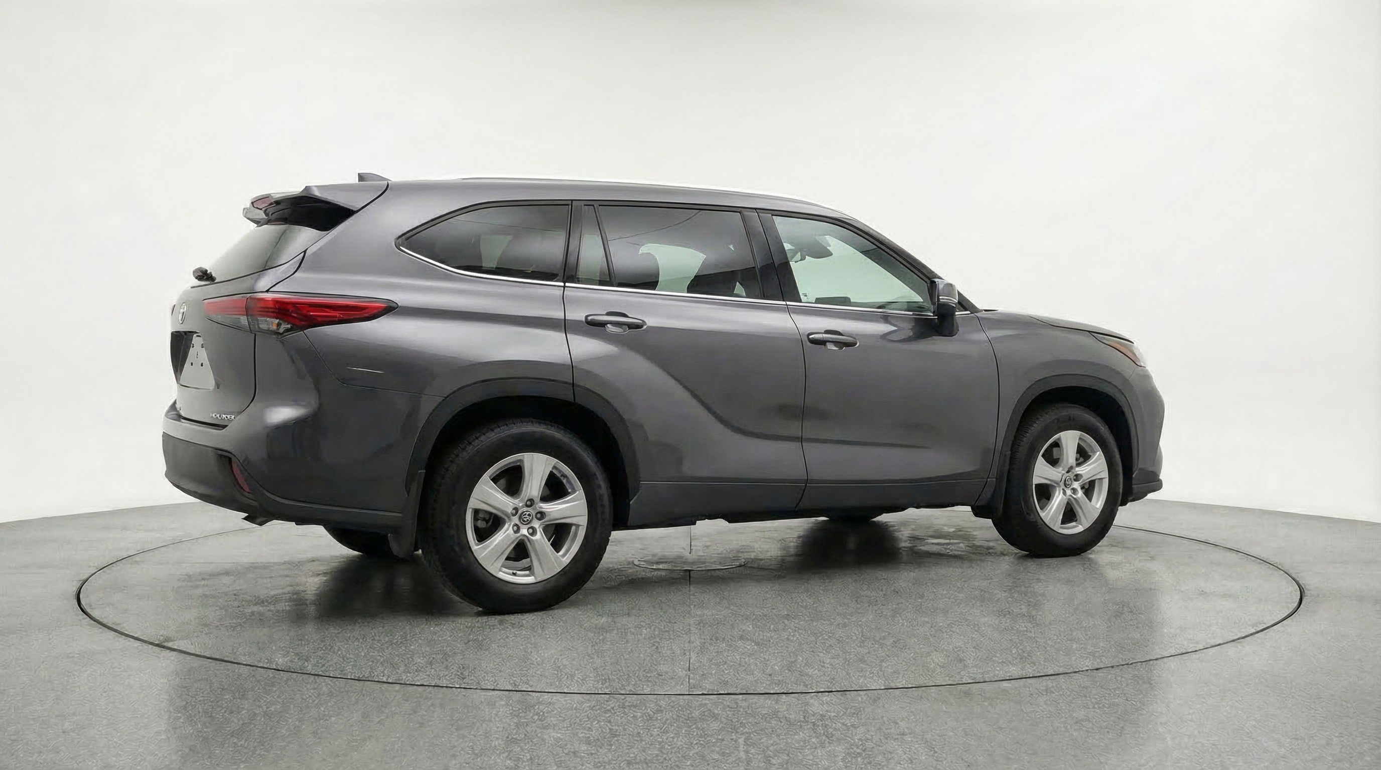 Used 2025 Toyota Highlander LE image 9