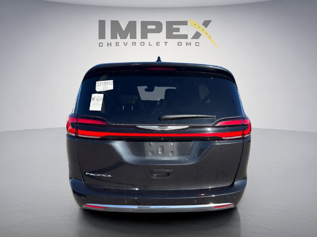 Used 2023 Chrysler Pacifica Touring-L FWD image 4