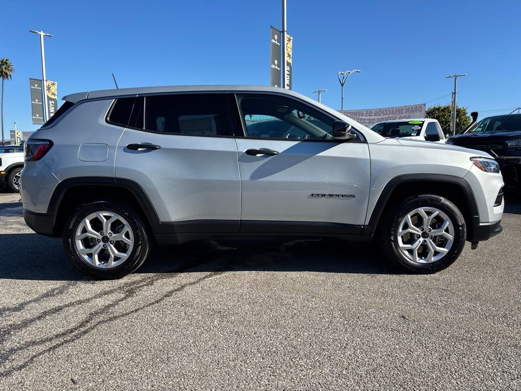 Used 2025 Jeep Compass Sport image 3