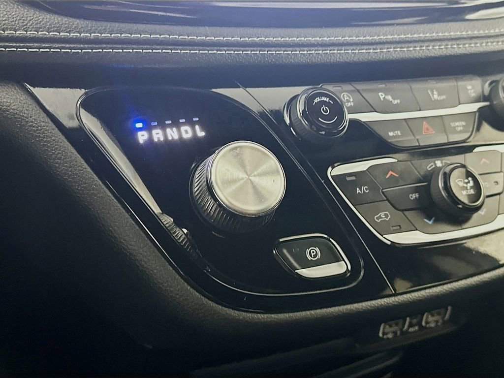 Used 2023 Chrysler Pacifica Touring image 16