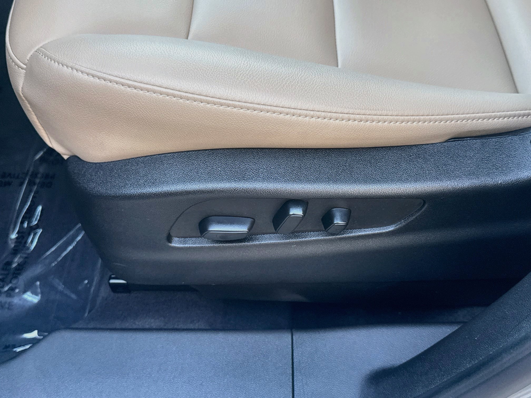 Used 2024 Cadillac XT4 Luxury w/ Cold Weather Package FWD image 15