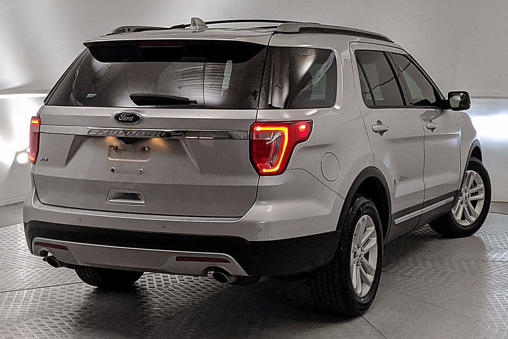 Used 2017 Ford Explorer XLT FWD image 3