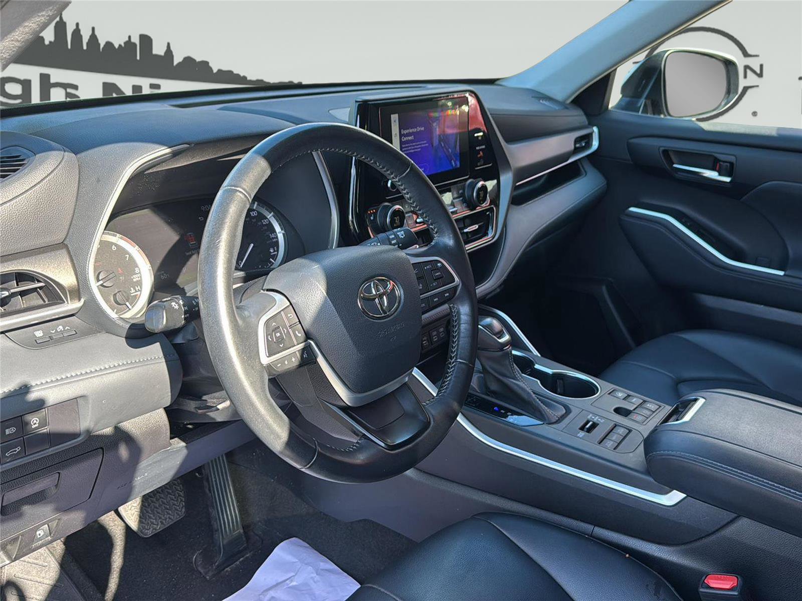 Used 2023 Toyota Highlander XLE AWD/4WD image 13