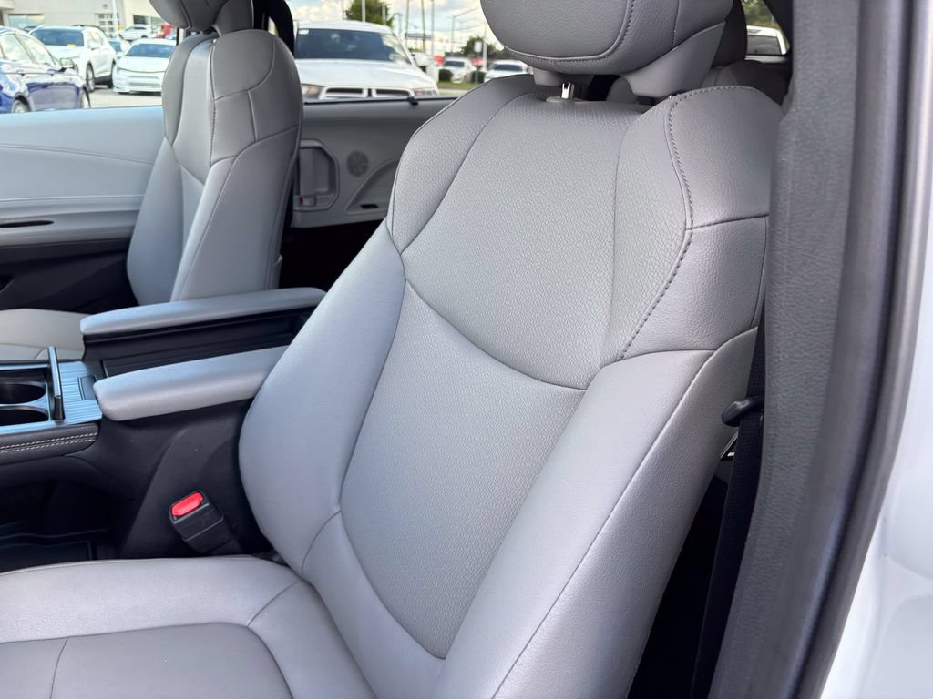 Used 2026 Toyota Sienna XLE FWD image 20