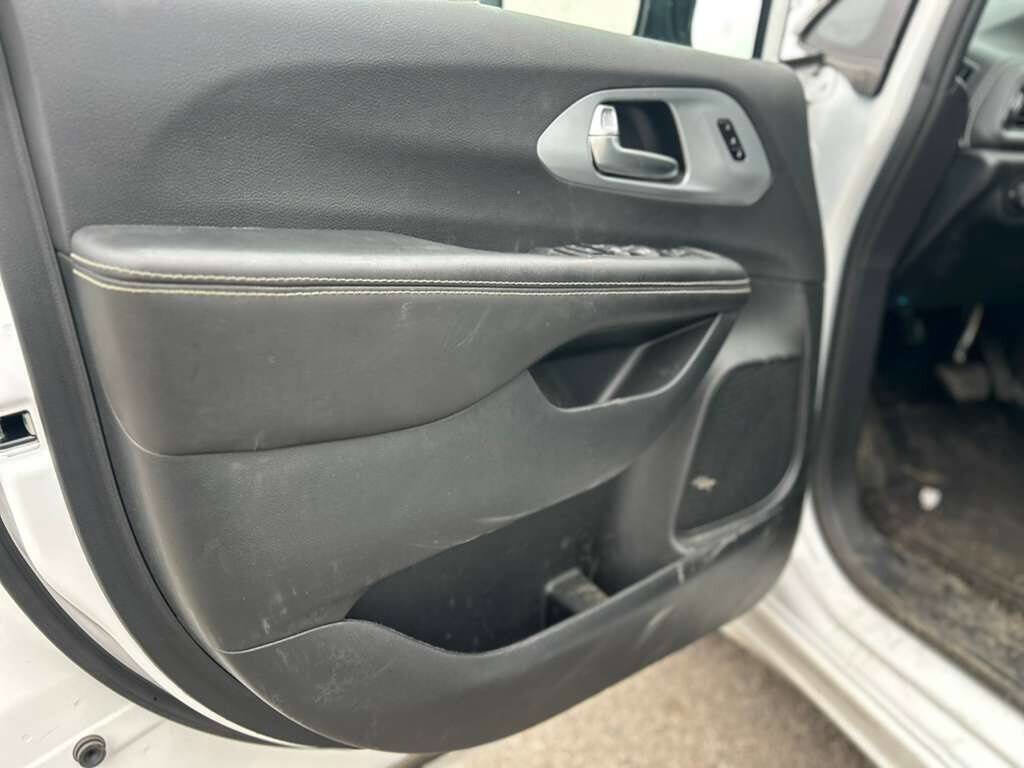 Used 2026 Chrysler Pacifica Limited image 10