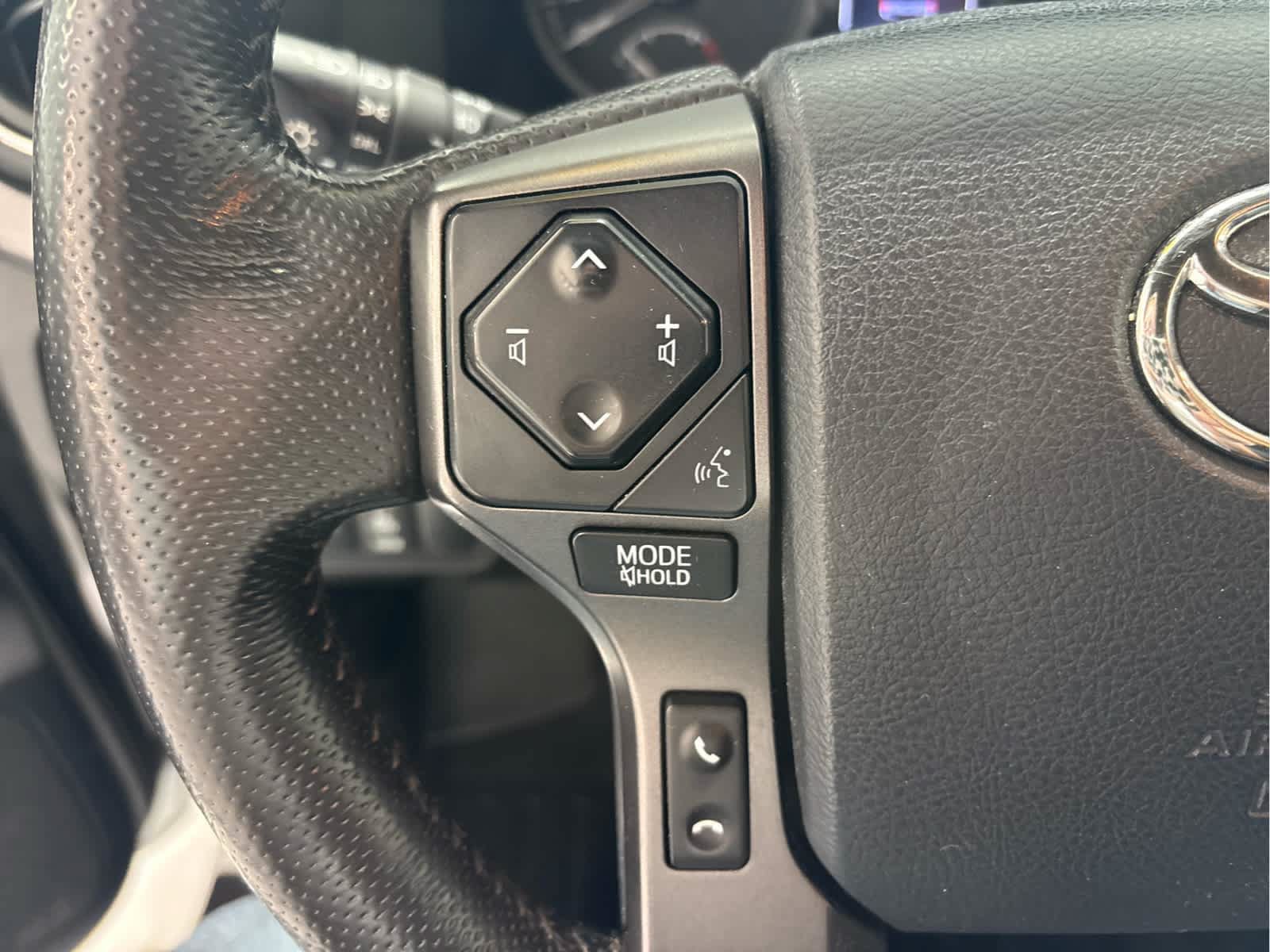 Used 2020 Toyota Tacoma TRD Off-Road w/ Technology Package AWD/4WD image 16
