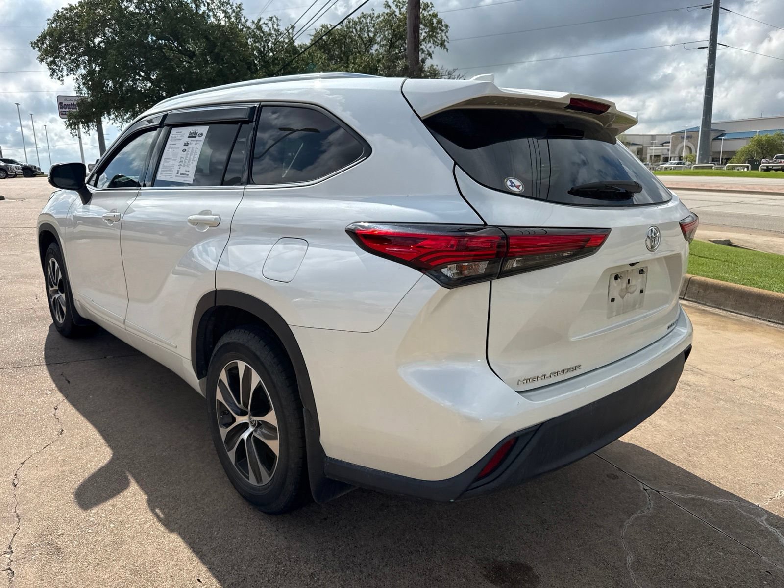 Used 2020 Toyota Highlander XLE AWD/4WD image 5