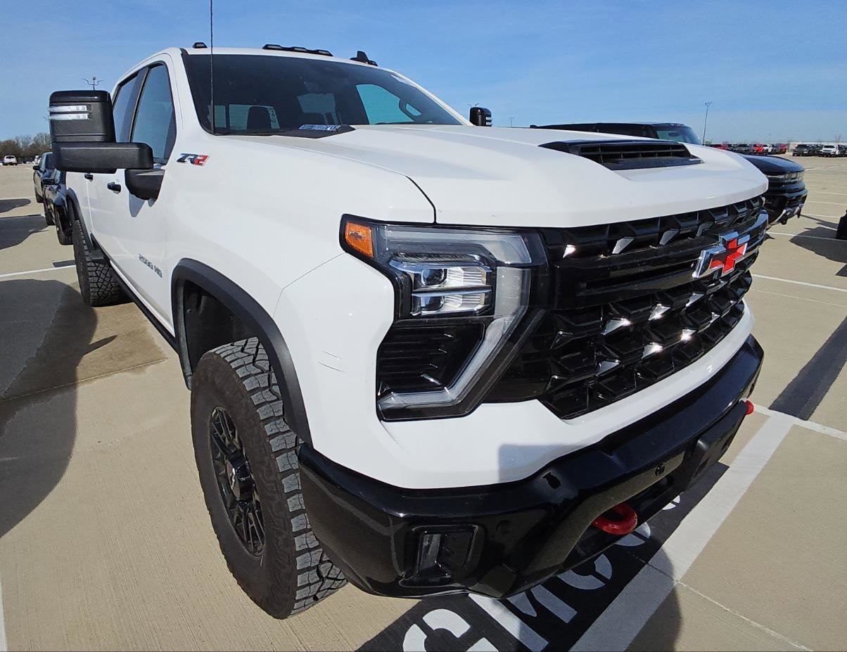 Used 2025 Chevrolet Silverado 2500 ZR2 w/ Technology Package image 3