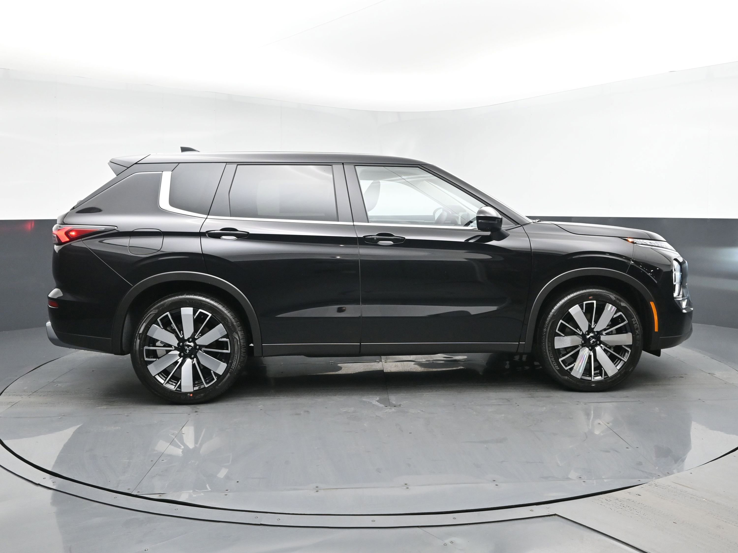 New 2026 Mitsubishi Outlander LE image 3