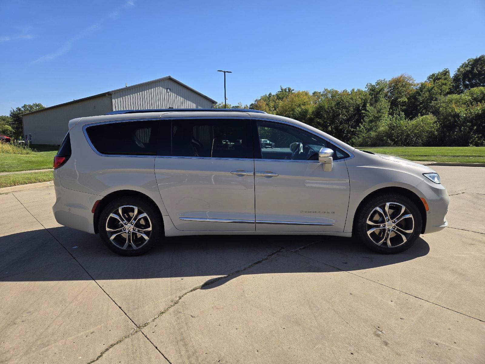 Used 2021 Chrysler Pacifica Pinnacle AWD/4WD image 2