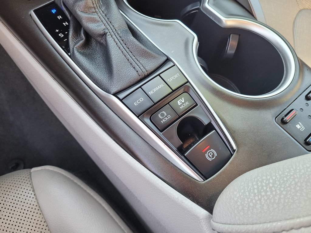 Used 2024 Toyota Camry XLE w/ Navigation Package FWD image 17