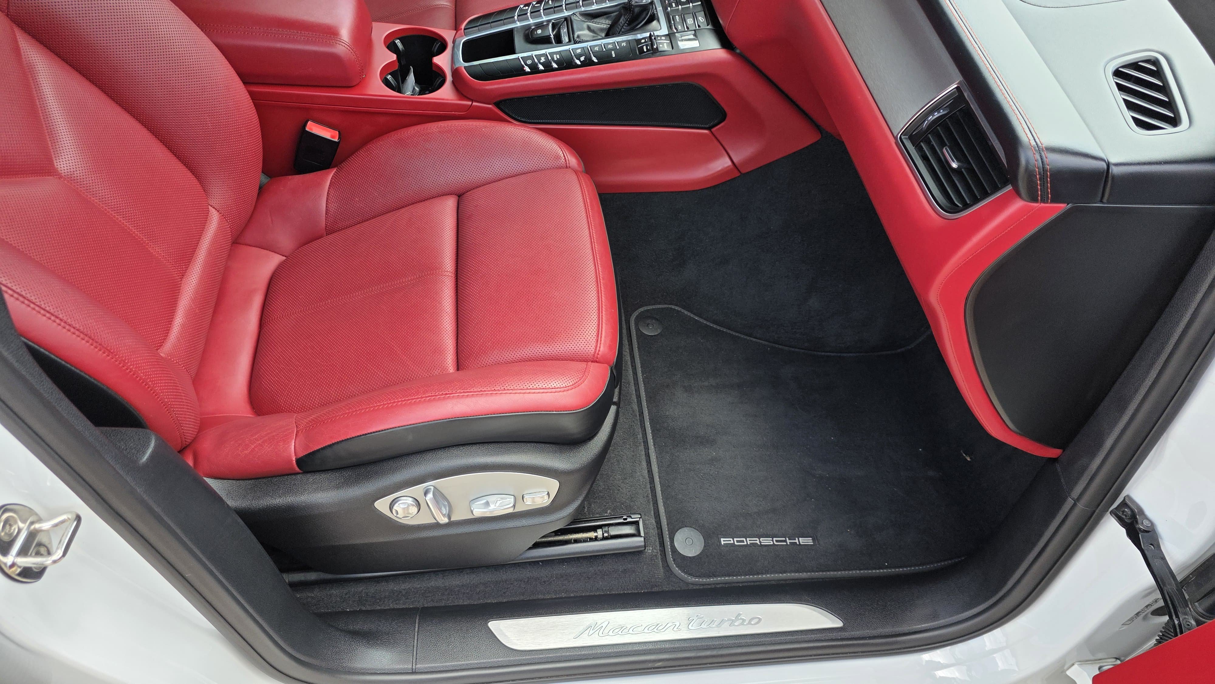 Used 2018 Porsche Macan Turbo AWD/4WD image 25
