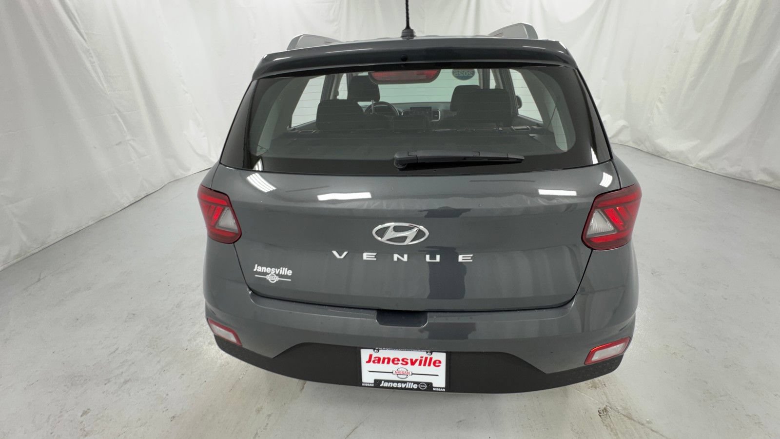 Used 2025 Hyundai Venue SEL FWD image 4